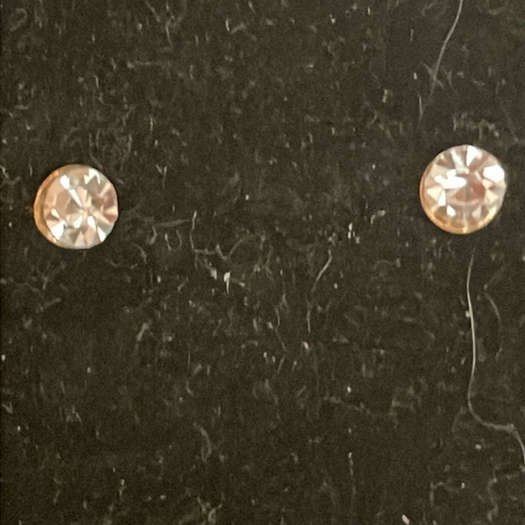 0.5” gold tone prong set crystal stud earrings in hypoallergenic posts - Picture 1 of 9